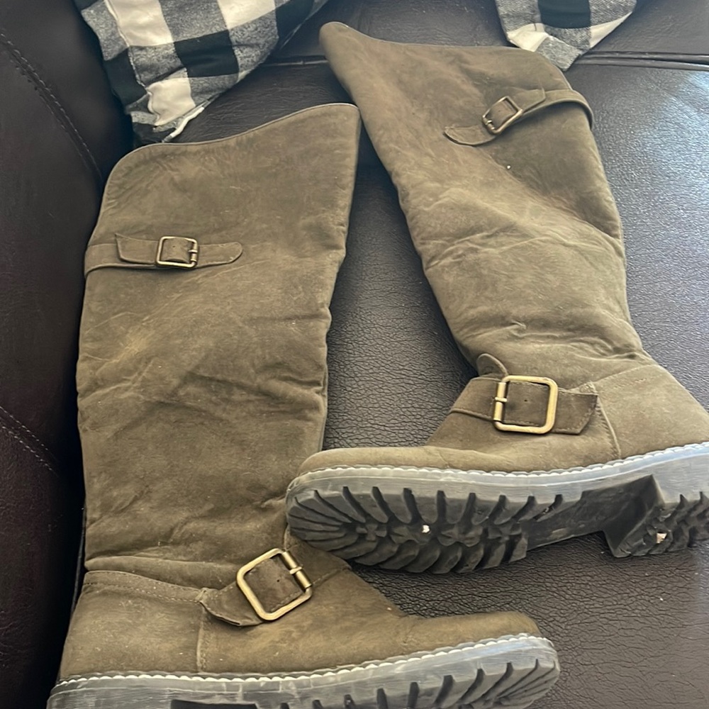 Helena brand name GREEN Suede, Side zipper all the way down